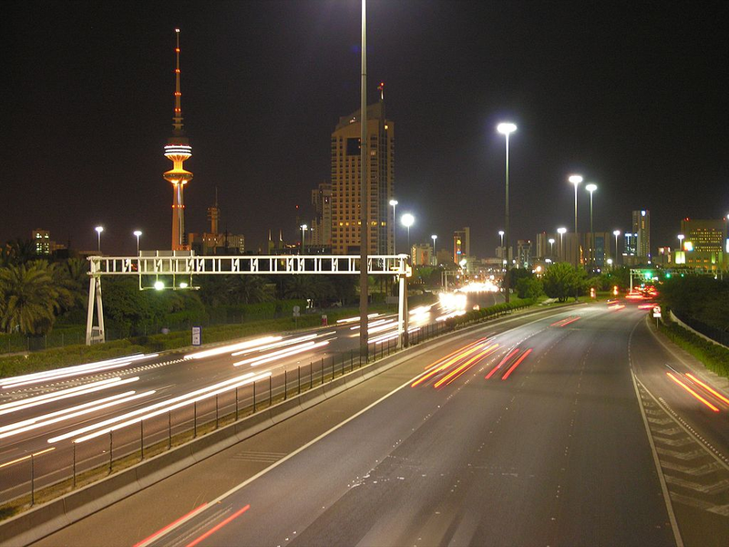 Autopista en Kuwait. Wikimedia Commons